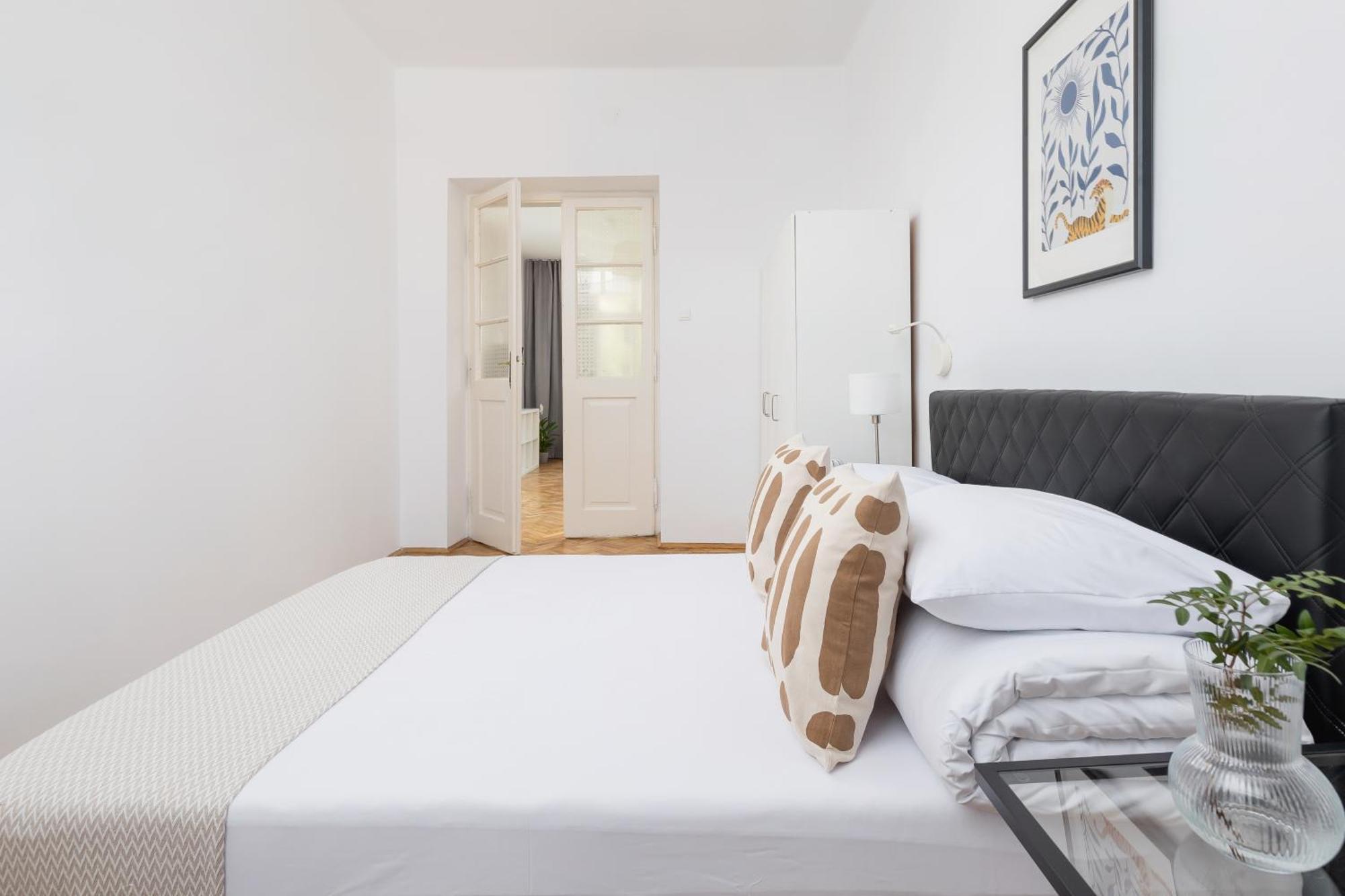 1-Bedroom Apartment With Balcony - Dluga 65 Krakkó Kültér fotó